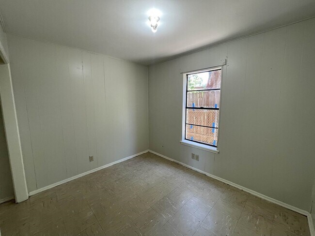 Building Photo - 705 Bustamante St