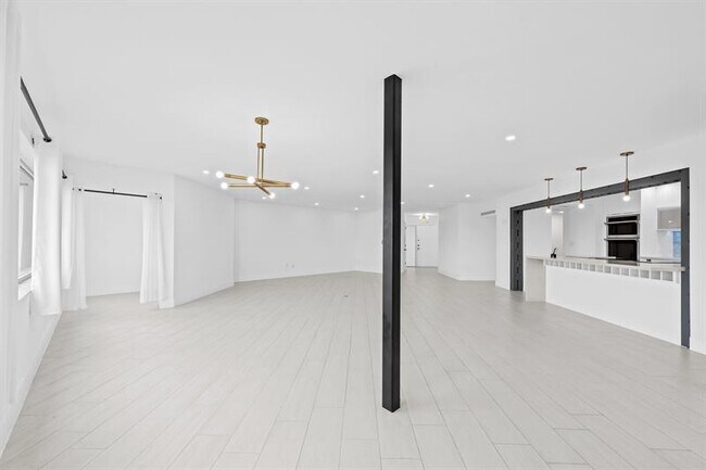 Building Photo - 877 NE 195th St