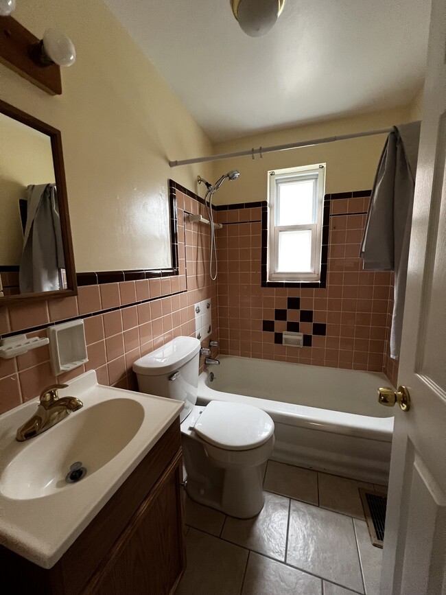 Building Photo - 463 Leath Ave