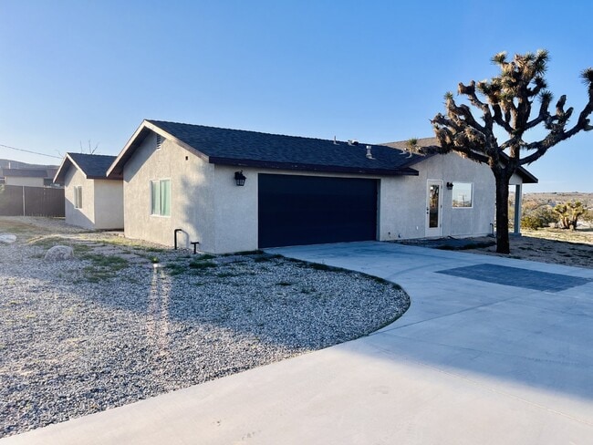 Building Photo - Gorgeous 3 bd, 2.5 ba on 1 acre