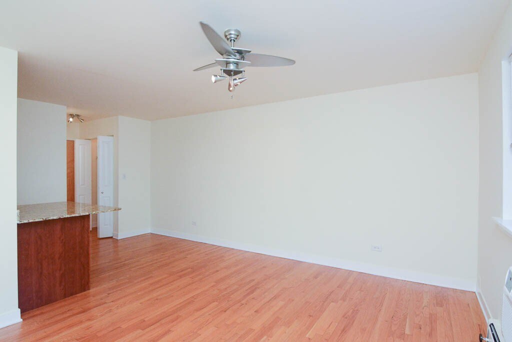 Building Photo - 630 W Wrightwood Ave