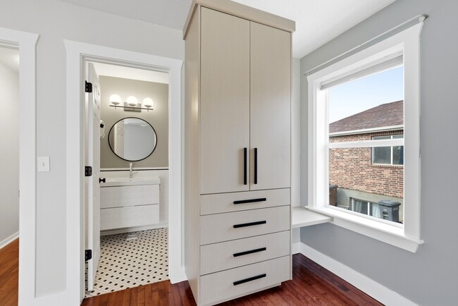 Building Photo - 574 Pugsley St