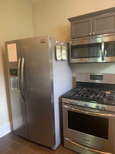 Refrigerator/Stove - 309 E 34th St