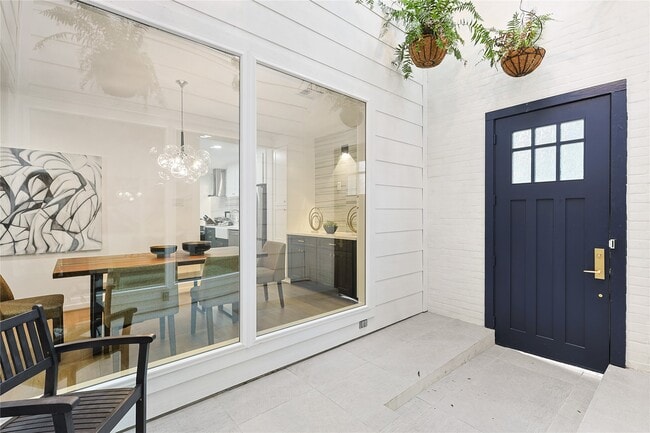 Building Photo - 526 Colquitt St