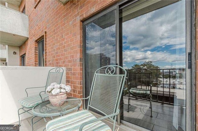 Building Photo - 300 Johnson Ferry Rd