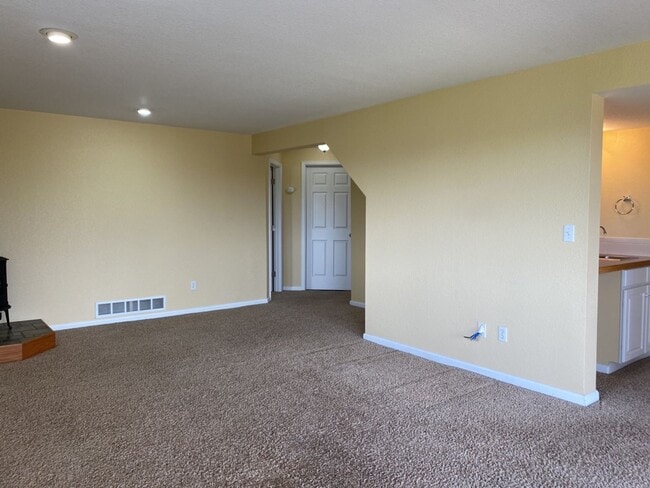 Building Photo - 5742 Crestwood Dr