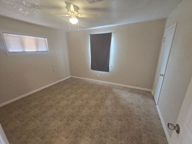 Building Photo - Spacious 3bd/1ba in a HUGE GATED Property!