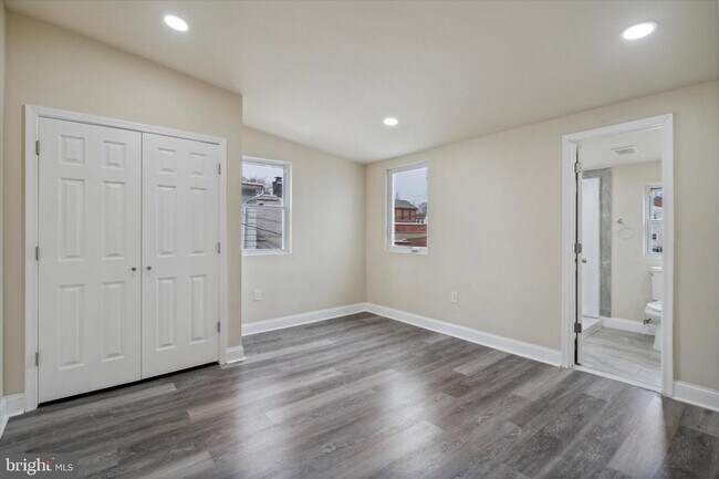 Building Photo - 451 King St