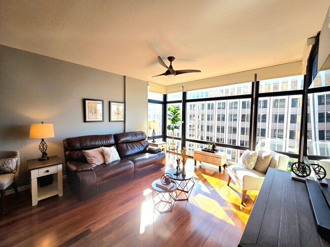 Building Photo - Stunning 1 BR + Den/1 BA Condo in Downtown!