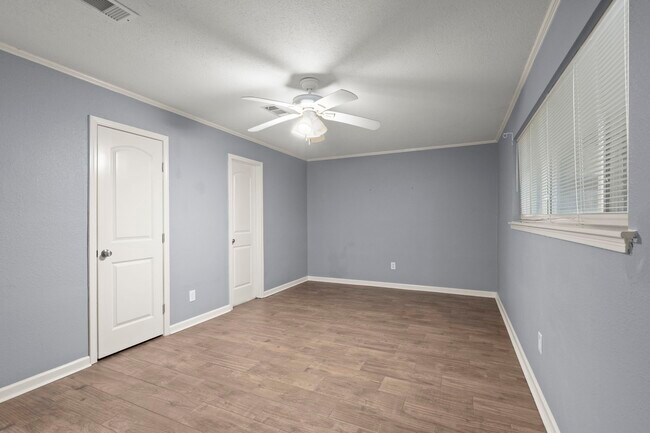 Building Photo - 2909 Livingston Dr