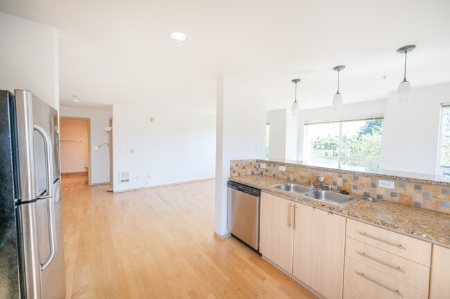 Building Photo - 424 N 85th St