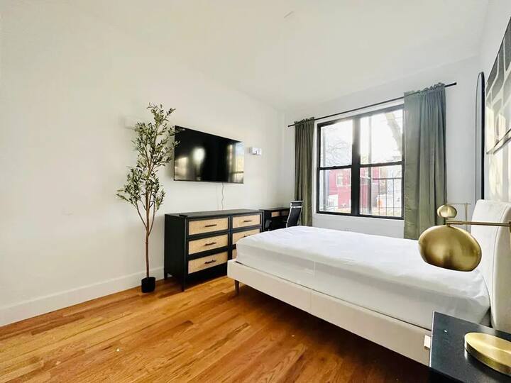 Building Photo - Furnished room/NOT APARTMENT