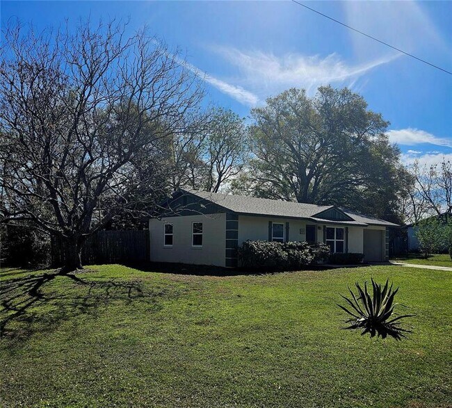 Building Photo - 913 Jacaranda Dr