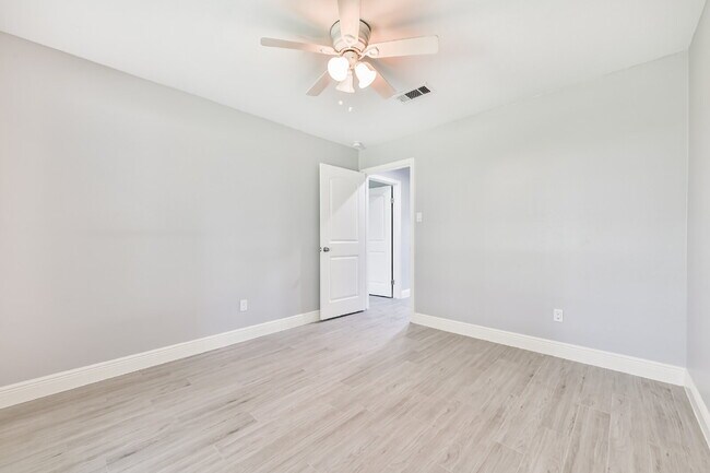 Building Photo - Rare Horse-Ready Property in Manvel