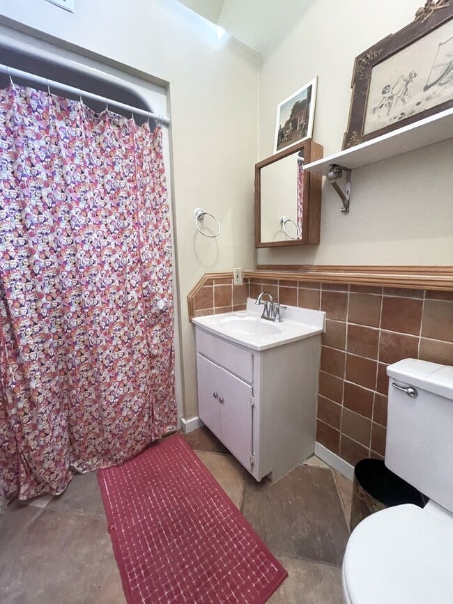 Building Photo - Charming Cottage for Rent Near UT