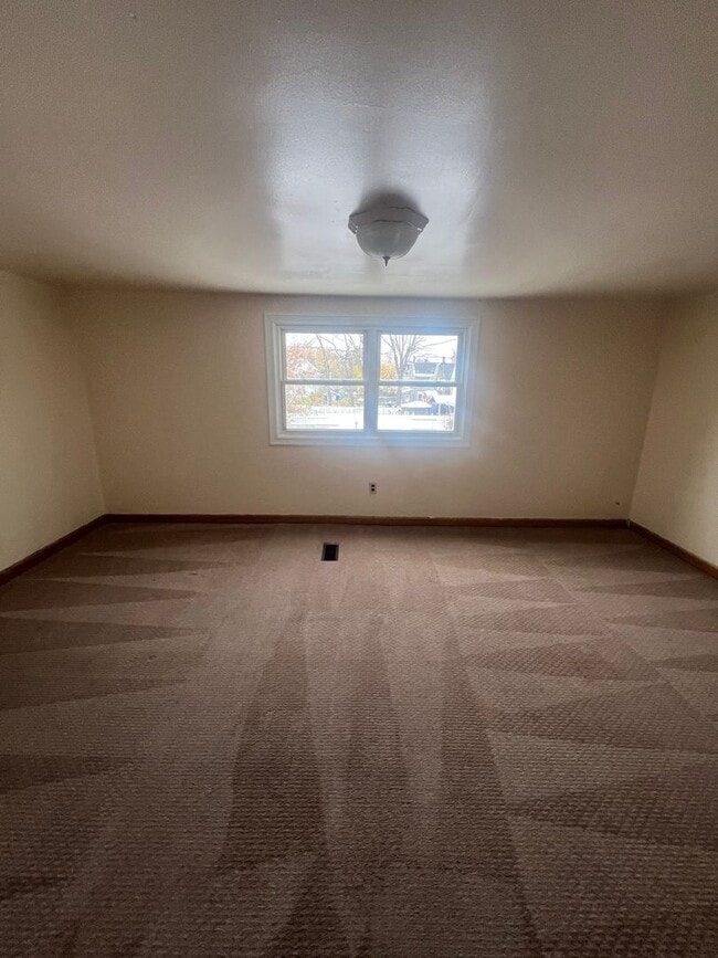 Building Photo - Large 3 Bed 2 Bath House