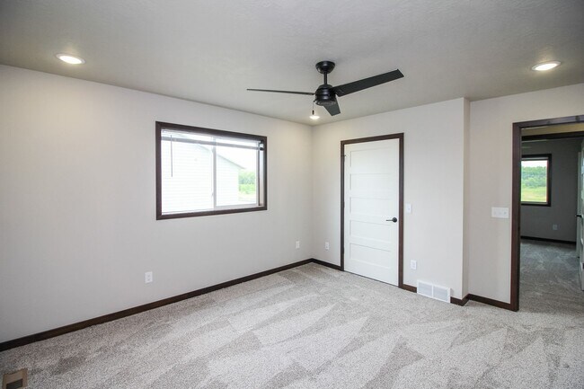 Building Photo - Beautiful 3 bedroom 2 bath unit at 620 Samantha St. in Tea, SD.