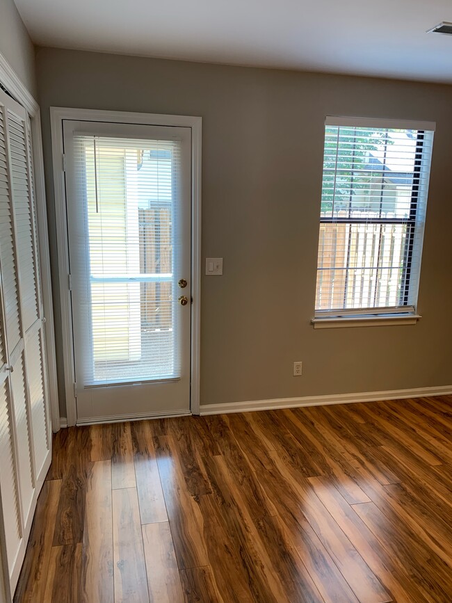 Building Photo - 830 Brentwood Pointe