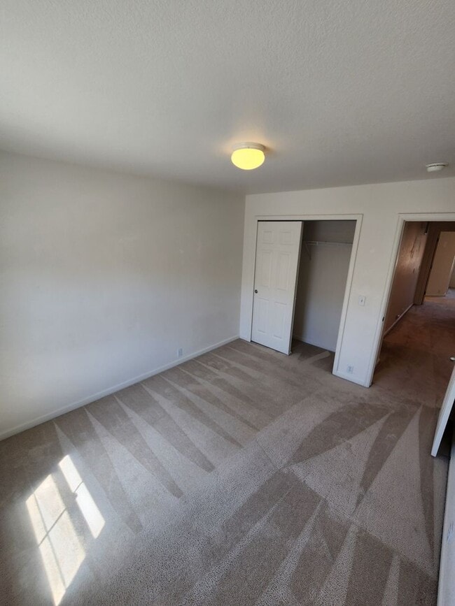 Building Photo - Beautiful Townhome