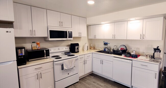 Building Photo - 9337 N Tampa Dr