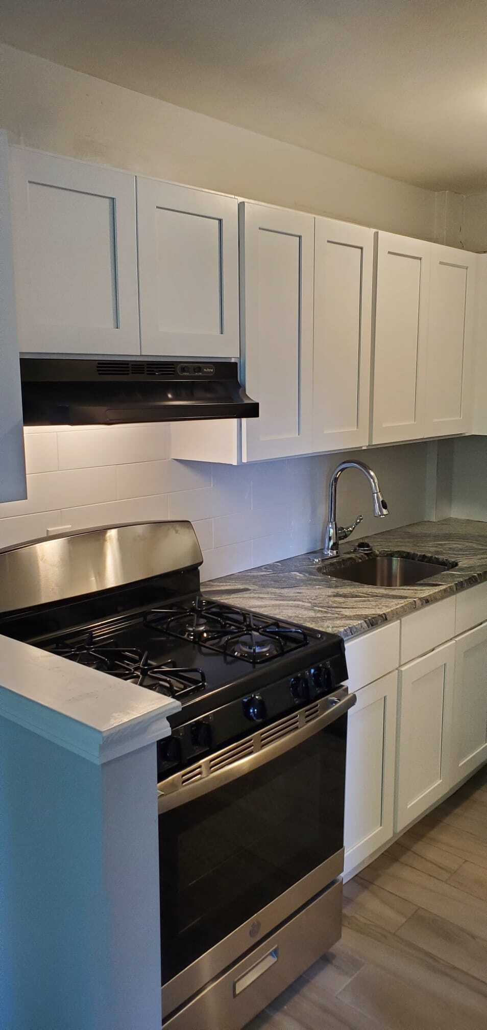 Building Photo - 420 W 7th St