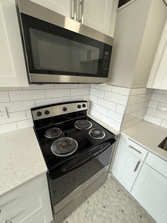 Building Photo - 3-Bedroom North Green Lake Townhouse-Style...