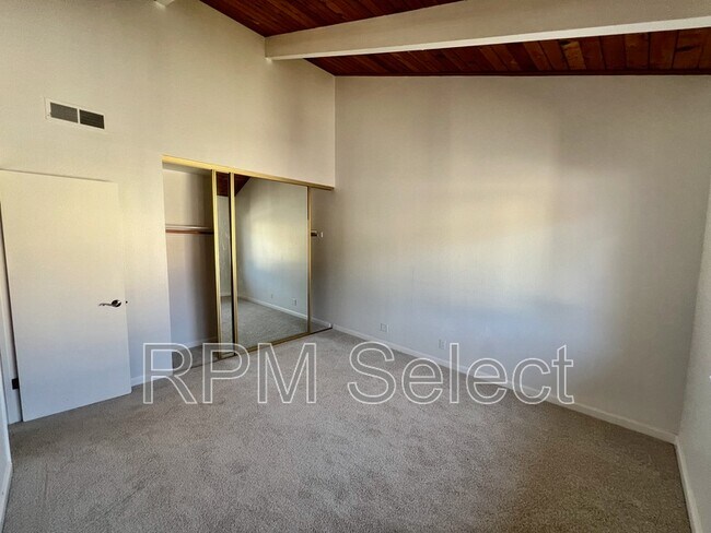 Building Photo - 2200 Laguna Cir