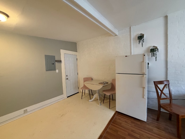 Building Photo - 231 Main St