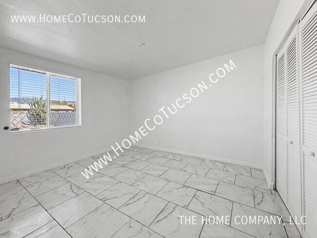 Building Photo - 6225 E Calle Aurora