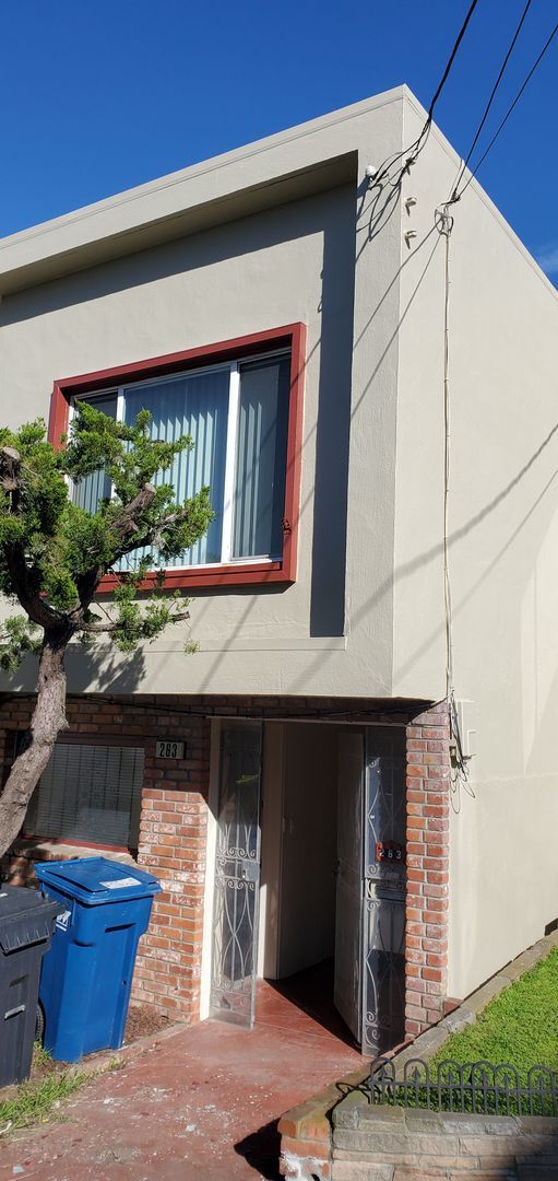 Building Photo - Beautifully Renovated Vintage  2 bedroom 2 bath single-family Home, with Bonus rooms  and Great V...