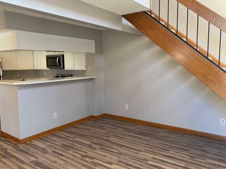 Building Photo - 5910 Gunbarrel Ave