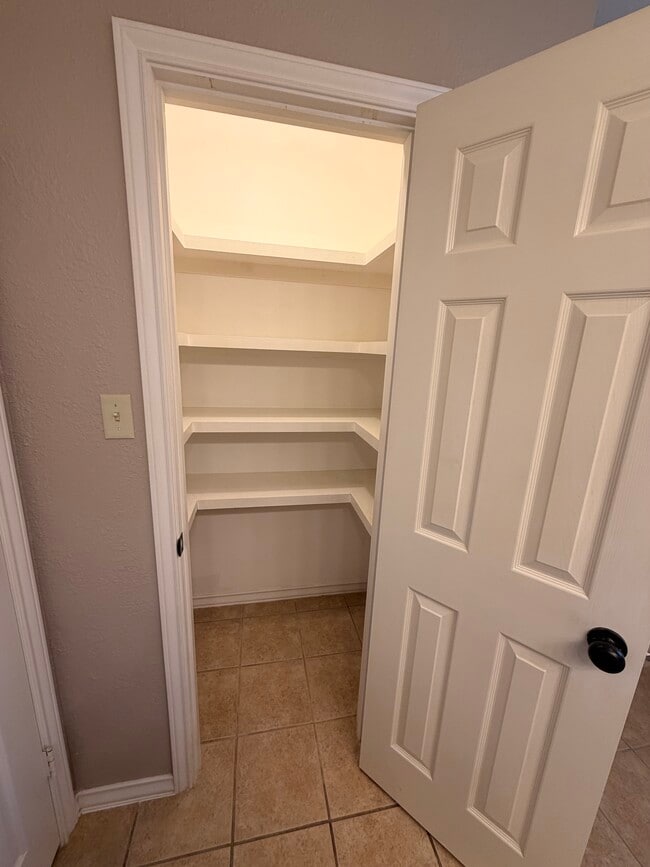 Building Photo - 111 Crestview St