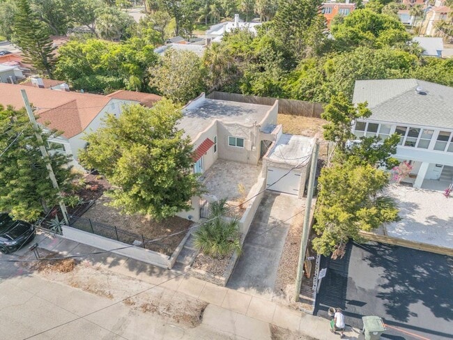 Building Photo - Renovated Spanish-Style 2/1 Beach Bungalow...