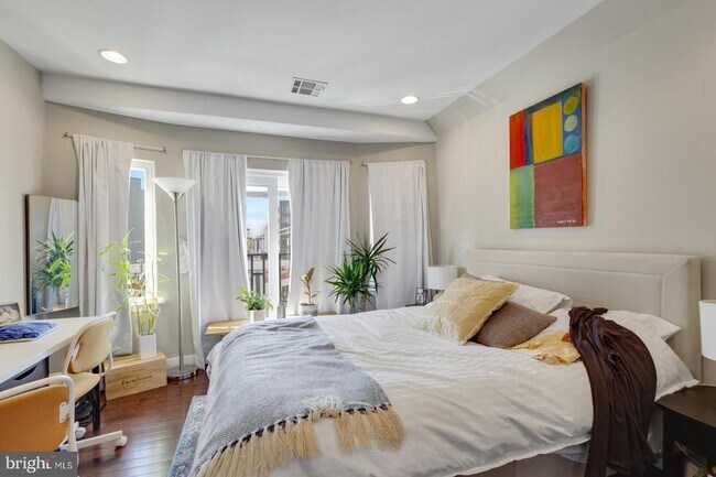 Building Photo - 221 W Girard Ave