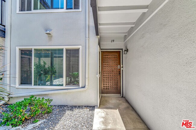 Building Photo - 3606 Vista Rey