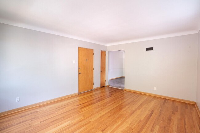 Building Photo - 5205 Jamieson Ave