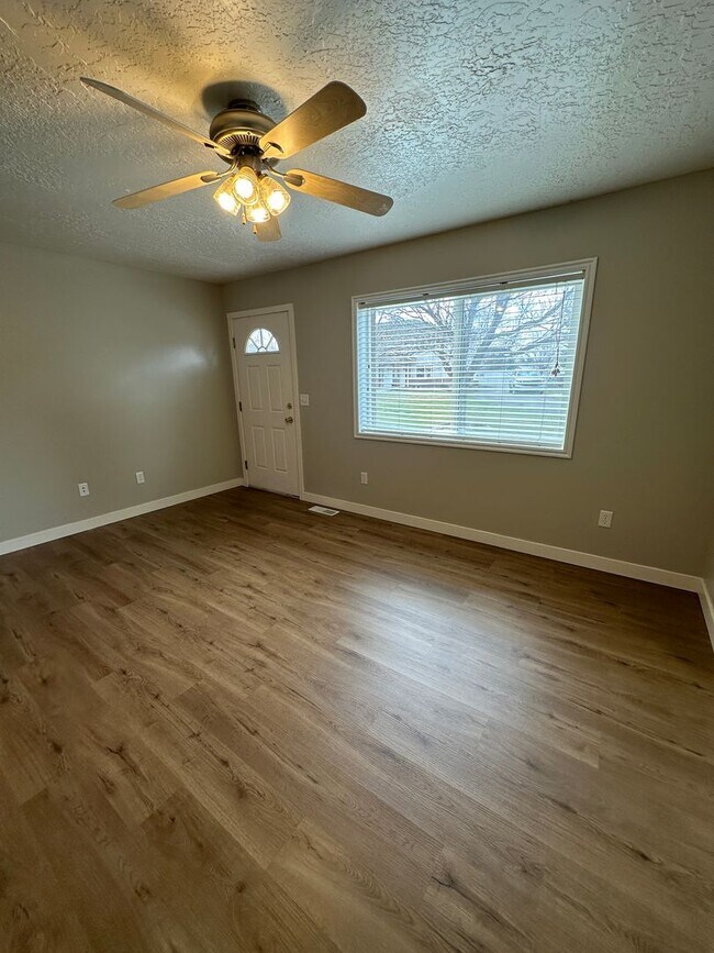 Building Photo - Cute 2 bed 1.5 bath townhome in the Meadows - Month-to-Month Lease!