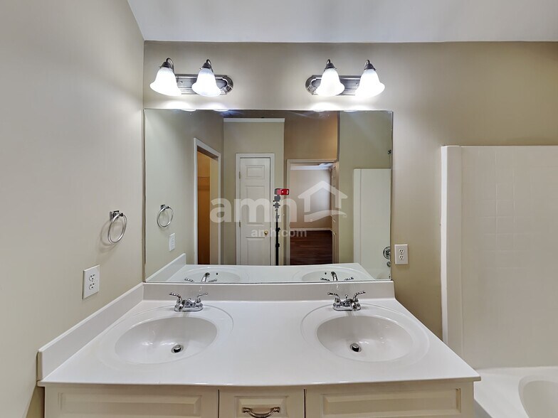 Building Photo - 1005 Matheus Dr