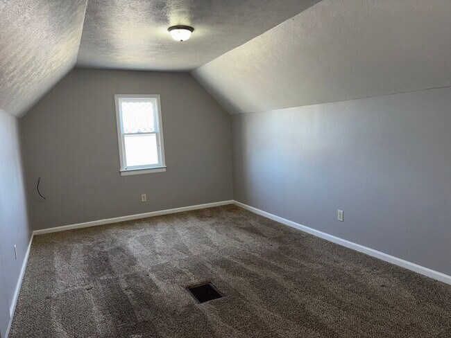 Building Photo - 3 Bedroom House Available Now!!