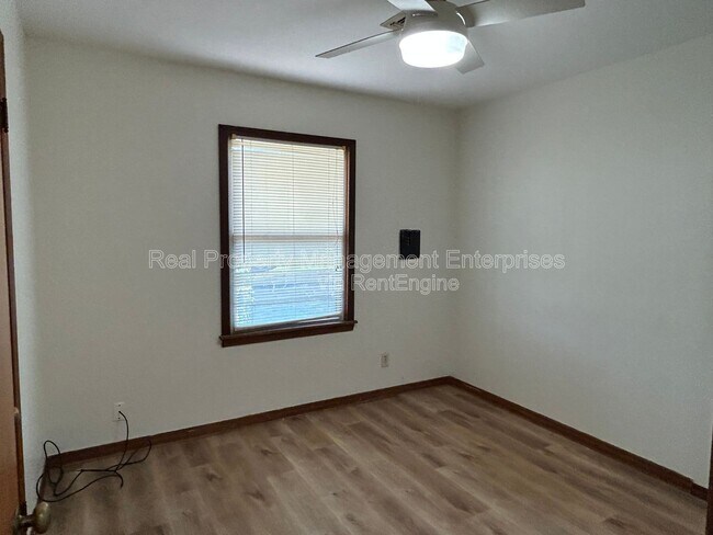 Building Photo - 204 Wolf Ln