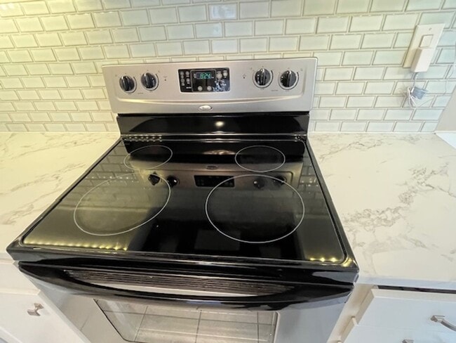 Building Photo - 2 Bedroom 1 Bath Upstairs Condo with MANY upgrades in Hunters Chase