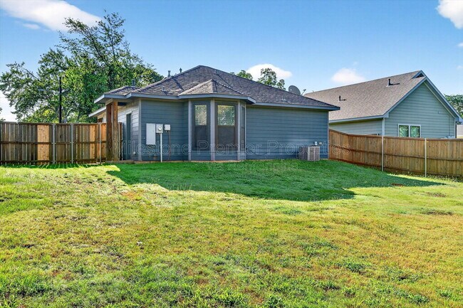 Building Photo - 1501 S 7th Ave