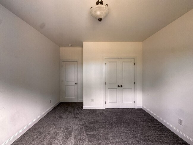Building Photo - Gorgeous 4 Bed 3.5 Bath Executive Home with Community Amenities