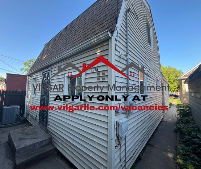 Building Photo - Step into comfort and style in this beauti...