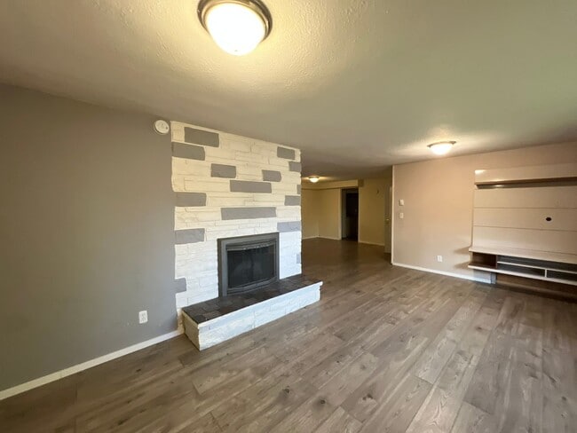 Building Photo - Hayden Bridge Four Bedroom