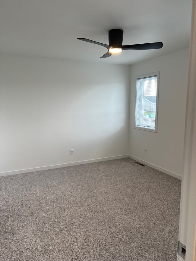 Building Photo - 4 Bed 2 Bath Single Family Home