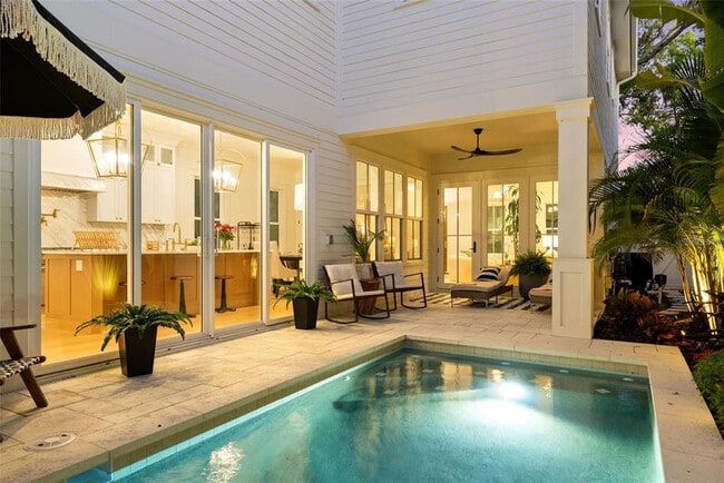 Building Photo - 321 12th Ave NE