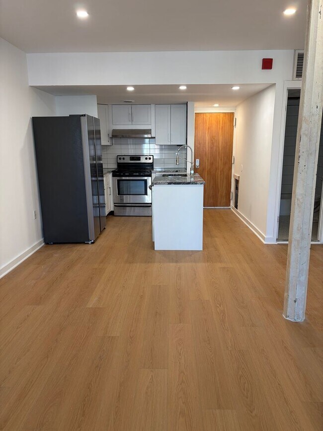 Building Photo - Welcome to Urban Elegance in the Heart of Historic Old City, Philadelphia.