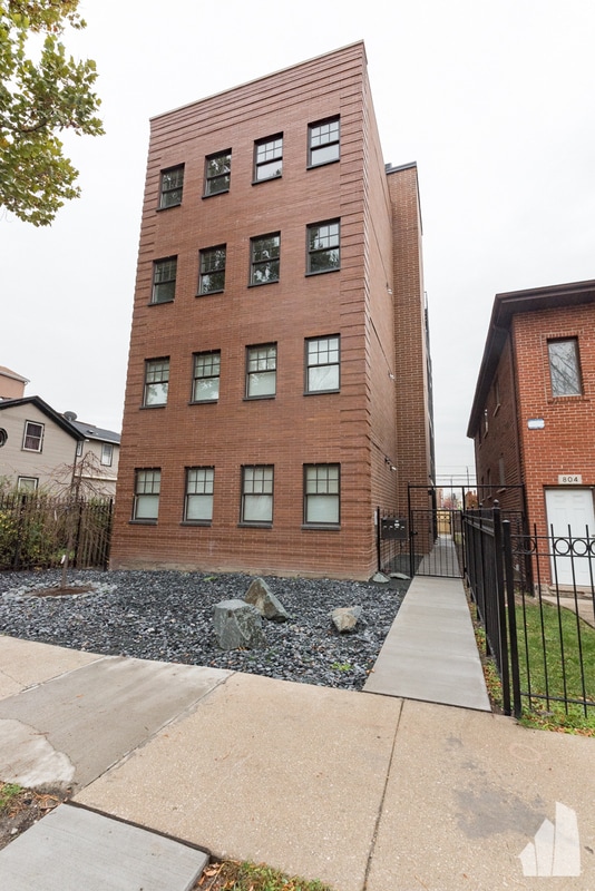 Building Photo - 806 S Claremont Ave