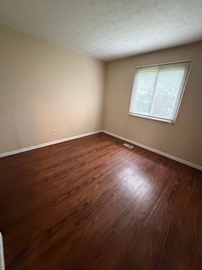 Building Photo - Large 3 bedroom 1 bath